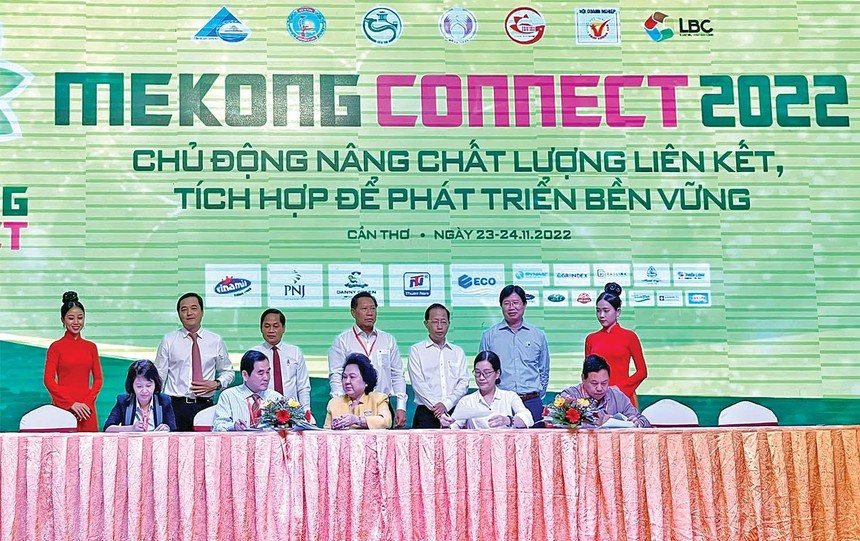 Đại diện TP. Cần Thơ, An Giang, Bến Tre, Đồng Tháp và Hội Lương thực Thực phẩm TP.HCM ký kết hợp tác phát triển vùng nguyên liệu bền vững cho ngành lương thực, thực phẩm.