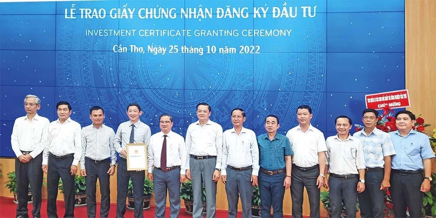 Cần Thơ đang là điểm đến của nhiều doanh nghiệp, nhà đầu tư. Trong ảnh: Lãnh đạo TP. Cần Thơ trao giấy chứng nhận cho nhà đầu tư Khu công nghiệp VSIP Cần Thơ.