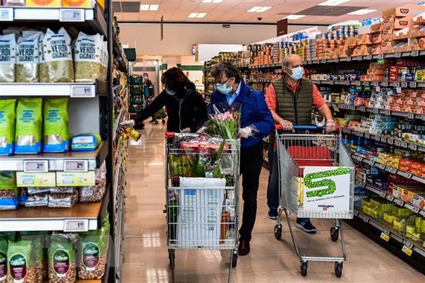 Khách hàng chọn mua đồ tại siêu thị ở Milan, Italy. (Ảnh: AFP/TTXVN)