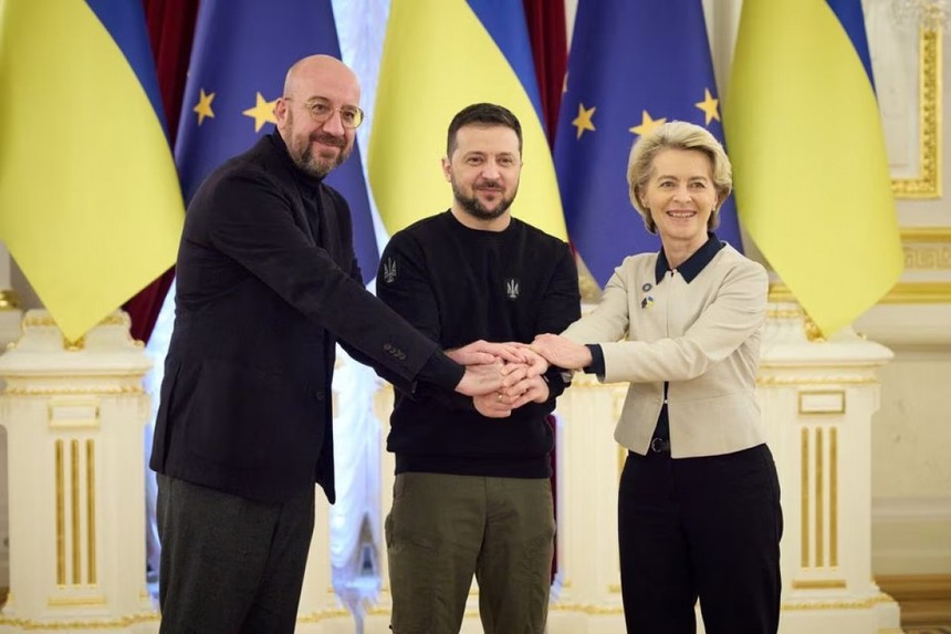 Tổng thống Ukraine Volodymyr Zelenskiy, Chủ tịch Ủy ban châu Âu Ursula von der Leyen và Chủ tịch Hội đồng châu Âu Charles Michel tại cuộc họp ở thủ đô Kiev ngày 3/2/2023. Ảnh: Reuters.