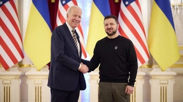 Tổng thống Mỹ Joe Biden (trái) và Tổng thống Ukraine Volodymyr Zelensky tại Kiev ngày 20/2. (Ảnh: Guardian).