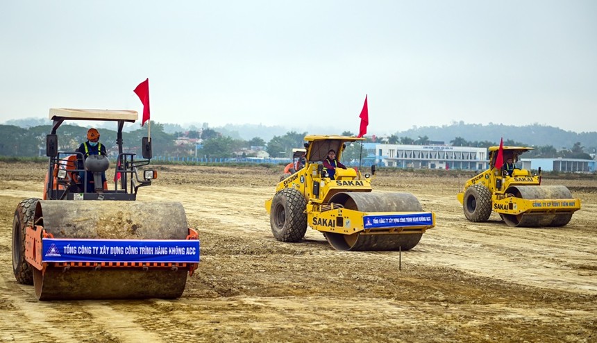 Thi công Dự án nâng cấp, mở rộng Sân bay Điện Biên. Ảnh: An Chi - Báo Điện Biên Phủ.