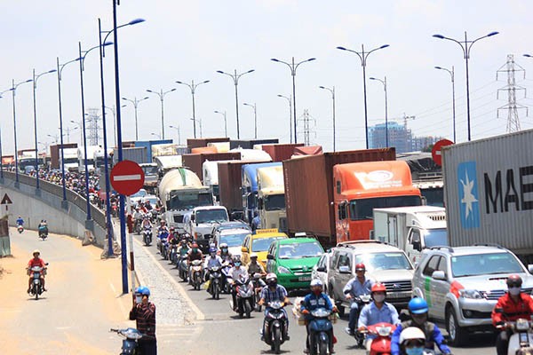 Một số tuyến dẫn vào cảng Cát Lái chưa được đầu tư mở rộng nên thường xuyên xảy ra ùn tắc giao thông - Ảnh: Anh Quân.