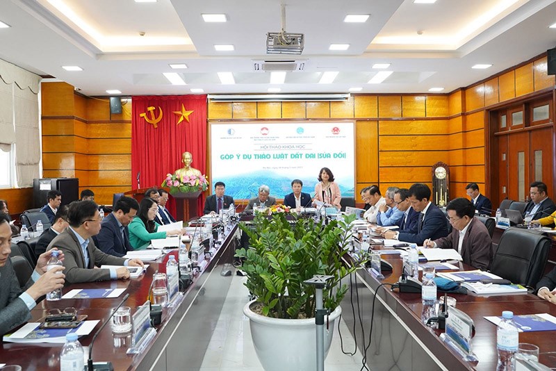 Hội thảo tại Trường đại học Luật Hà Nội là một trong nhiều cuộc lấy ý kiến góp ý về Dự thảo Luật Đất đai (sửa đổi) diễn ra tuần qua.