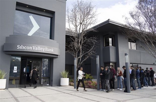 Người dân tập trung bên ngoài trụ sở ngân hàng Silicon Valley Bank (SVB) ở California, Mỹ ngày 13/3. (Ảnh: THX/TTXVN)