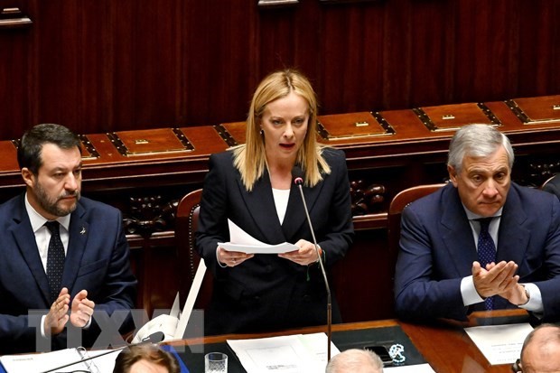 Thủ tướng Italy Giorgia Meloni (giữa) phát biểu trước Quốc hội tại Rome ngày 25/10. (Ảnh: AFP/ TTXVN).