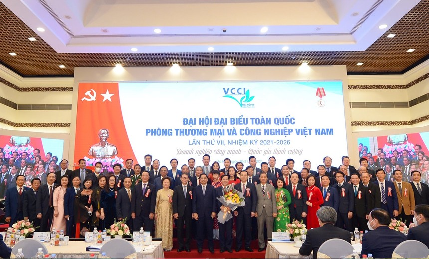 Chủ tịch HĐQT Vietcombank Phạm Quang Dũng (hàng đầu, thứ 12 từ phải sang) tại Đại hội Liên đoàn VCCI nhiệm kỳ 2021 – 2026.