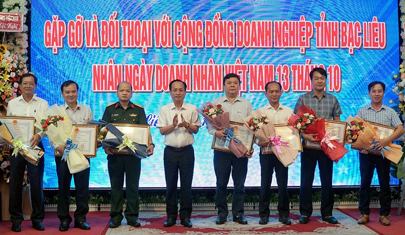 Ông phạm văn Thiều - Chủ tịch UBND tỉnh Bạc Liêu (thứ tư từ trái qua) trao Bằng khen cho Doanh nghiệp tiêu biểu tỉnh Bạc Liêu năm 2022. Ảnh: Thông Manh.