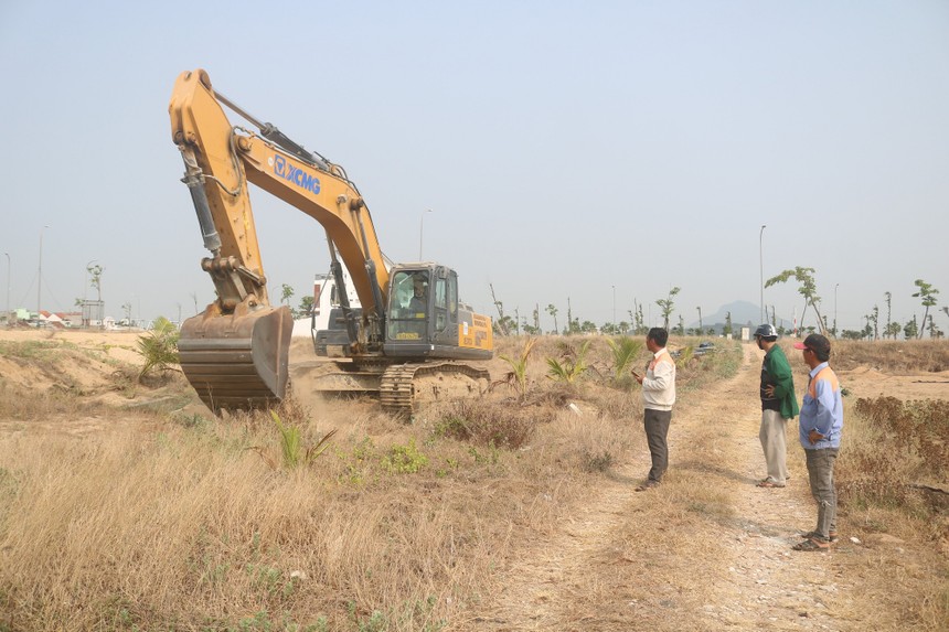 Công tác giải phóng mặt bằng của Dự án Đầu tư Hạ tầng Khu Đô thị mới Nam Thành phố Tuy Hòa (Giai đoạn 1, đợt 2) đã hoàn thành. Trong ảnh: lực lượng chức năng TP. Tuy Hòa tiến hành tháo dỡ diện tích đất lấn chiếm trái phép của hộ dân. Ảnh: Khánh Diêu.