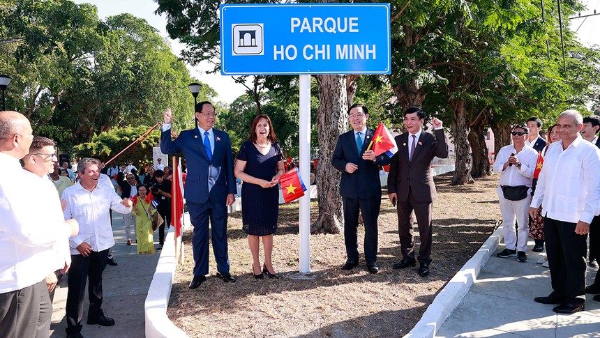 Chủ tịch Quốc hội Vương Đình Huệ thực hiện nghi thức tại Lễ đổi tên công viên Hồ Chí Minh và đặt bảng giới thiệu về thân thế, sự nghiệp của Chủ tịch Hồ Chí Minh. (Ảnh: Doãn Tấn).