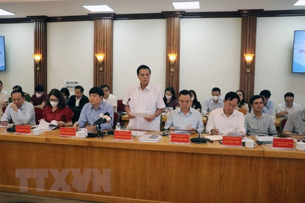 Chủ tịch thành phố Nguyễn Văn Tùng chủ trì buổi họp. (Ảnh: Hoàng Ngọc/TTXVN).