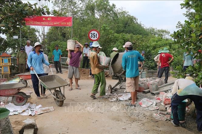 Nhân dân ấp 5, xã Mỹ Thành Nam, huyện Cai Lậy tham gia phát triển giao thông nông thôn. Ảnh tư liệu: Minh Trí/TTXVN.