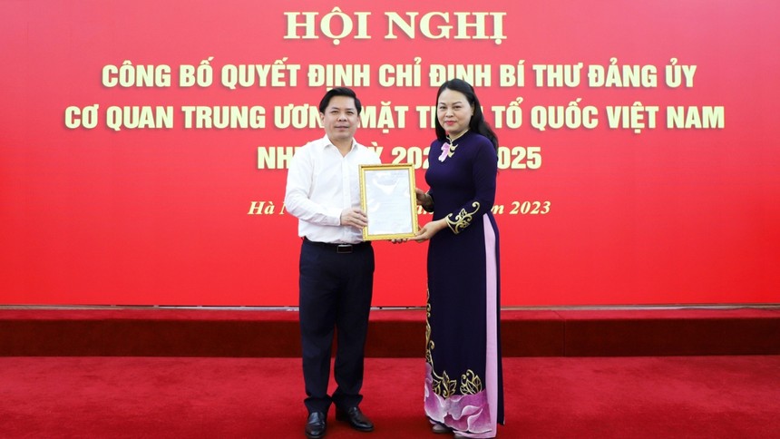 Bí thư Đảng ủy Khối các cơ quan Trung ương Nguyễn Văn Thể trao quyết định cho bà Nguyễn Thị Thu Hà. (ảnh: MTTQ Việt Nam).