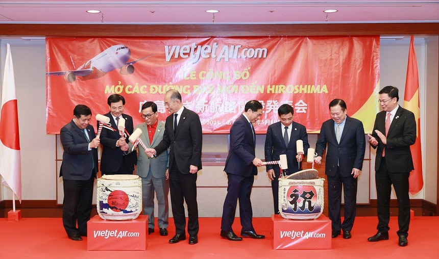 Các đại biểu cùng tham gia vào nghi thức Kagamibiraki chào mừng đường bay Vietjet đến Hiroshima.