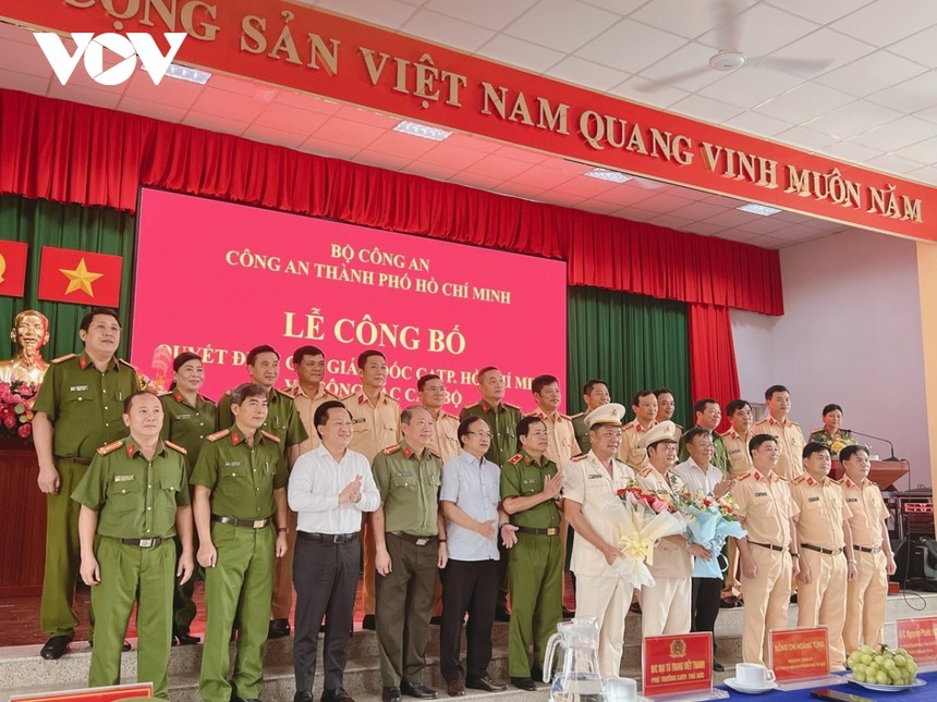 Thượng tá Nguyễn Đình Dương và Đại tá Nguyễn Hoàng Thắng chụp ảnh lãnh đạo Công an TP.HCM và lãnh đạo TP. Thủ Đức. (Ảnh: Kim Tuyến)