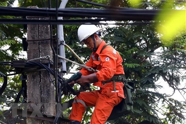 Công nhân ngành điện Thủ đô trong những ngày cao điểm phải tăng cường kiểm tra xử lý tại các điểm dễ xảy sự cố. (Ảnh: Huy Hùng/TTXVN).