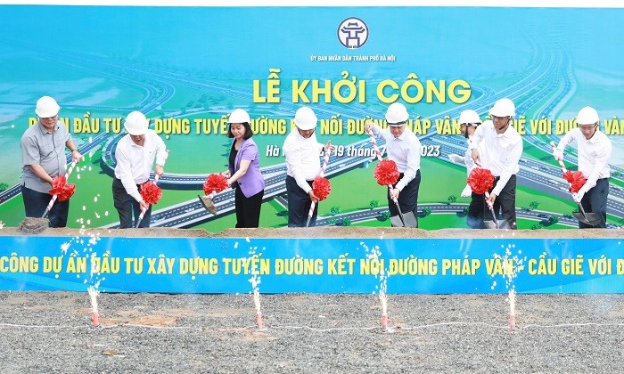 Lãnh đạo TP. Hà Nội và các đại biểu thực hiện nghi thức khởi công Dự án đầu tư xây dựng tuyến đường kết nối đường Pháp Vân - Cầu Giẽ với đường Vành đai 3.