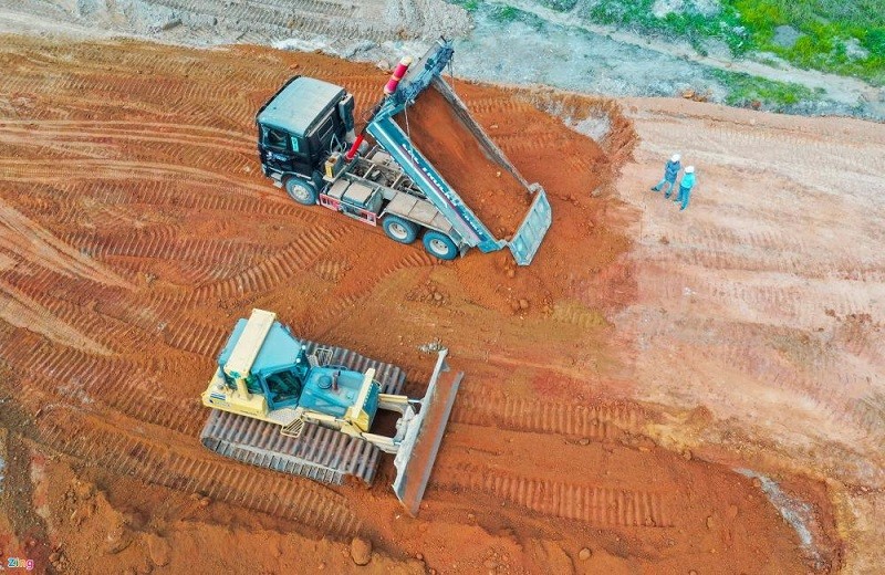 Thi công nền đường cao tốc Bắc - Nam, đoạn Quảng Ngãi - Hoài Nhơn.