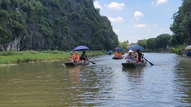 Khách du lịch quốc tế tham quan Tam Cốc, xã Ninh Hải, huyện Hoa Lư, tỉnh Ninh Bình. (Ảnh: Đỗ Huy/Vietnam+)