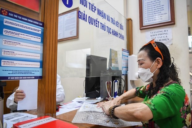 Người dân thực hiện thủ tục hành chính. (Nguồn: Vietnam+)