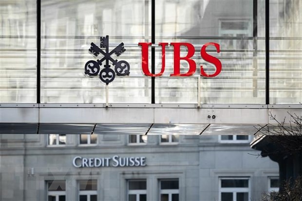 Biểu tượng ngân hàng UBS và Credit Suisse tại Zurich, Thụy Sĩ. (Ảnh: AFP/TTXVN)