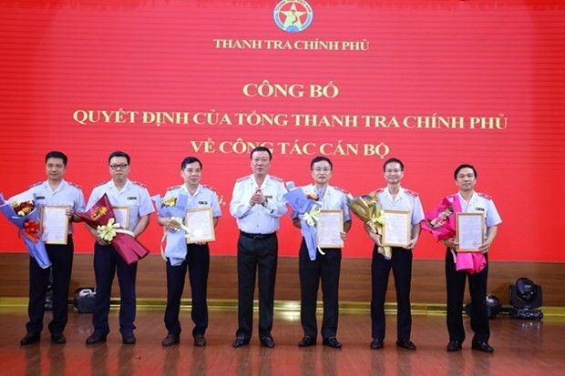 Tổng Thanh tra Chính phủ Đoàn Hồng Phong trao quyết định luân chuyển, điều động, bổ nhiệm đối với các cán bộ cấp Vụ trưởng và tương đương. (Nguồn: Báo Thanh tra)