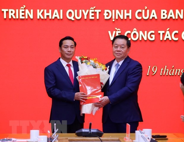 Trưởng Ban Tuyên giáo Trung ương Nguyễn Trọng Nghĩa trao quyết định và chúc mừng Tổng Biên tập Báo Điện tử Đảng Cộng sản Việt Nam Nguyễn Công Dũng. (Ảnh: Văn Điệp/TTXVN).