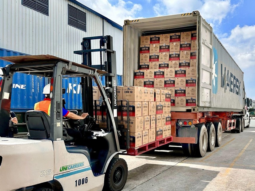 Lô container nước mắm Chin-su Cá Cơm Biển Đông trên hành trình xuất sang Mỹ.