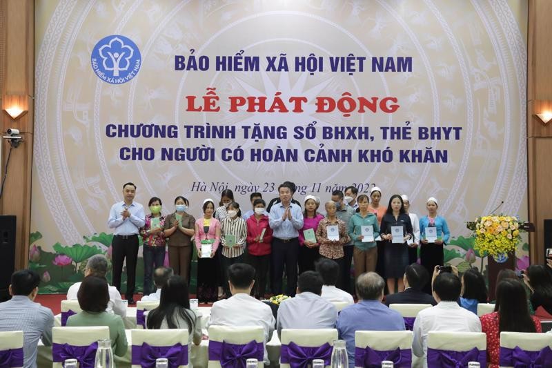 Dành hơn 22 tỷ đồng tặng sổ bảo hiểm xã hội, thẻ bảo hiểm y tế cho người dân có hoàn cảnh khó khăn