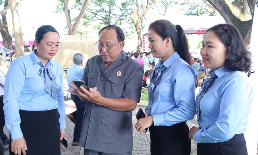 Bà Huỳnh Nguyễn Phương Oanh (trái) hướng dẫn khách tham quan trải nghiệm ứng dụng VssID.