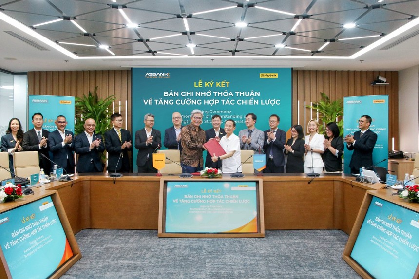 Ông Dato’ Khairussaleh Ramli - Chủ tịch, Tổng giám đốc Tập đoàn, Ngân hàng Maybank và ông Vũ Văn Tiền - Phó Chủ tịch HĐQT ABBANK ký kết Biên bản ghi nhớ thỏa thuận