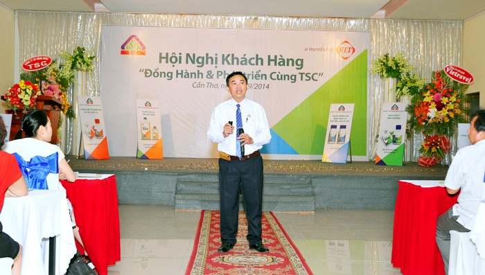 Lãnh đạo Công ty Nông dược TSC chia sẻ với khách hàng tại Hội nghị 