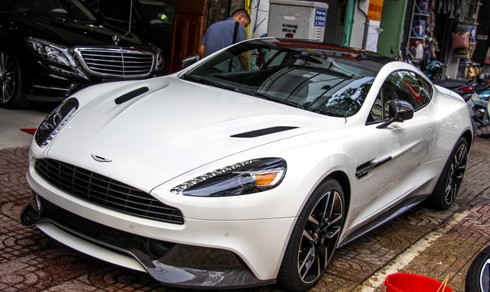 Aston Martin Vanquish màu trắng độc nhất ở Sài Gòn