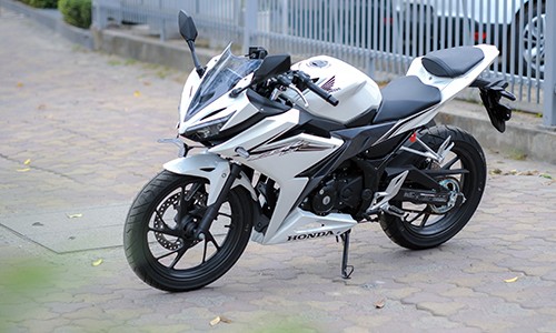 Honda CBR150R đời 2016 phiên bản tiêu chuẩn giá 2.400 USD.