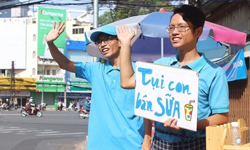 Thu 60 triệu đồng mỗi tháng từ bán sữa sạch lề đường