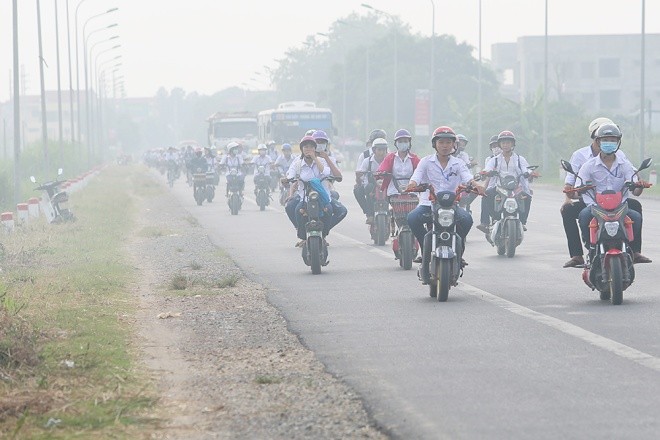  Khói rơm rạ bao phủ vùng ven Hà Nội