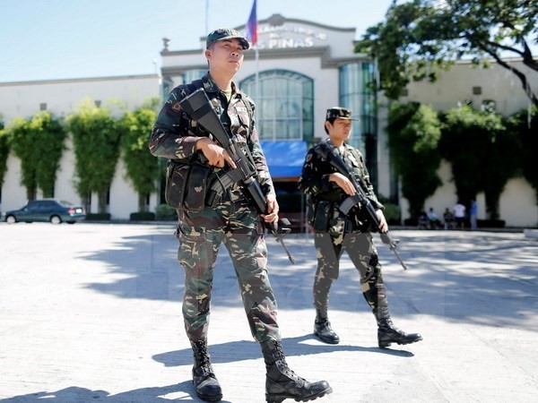 Lực lượng an ninh Philippines tuần tra tại thành phố Las Pinas, phía Nam thủ đô Manila. (Ảnh: EPA/TTXVN)