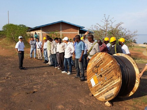 Ông Nguyễn Anh Sơn xuống tuyến để hướng dẫn những nhân viên Burundi nghiệp vụ.