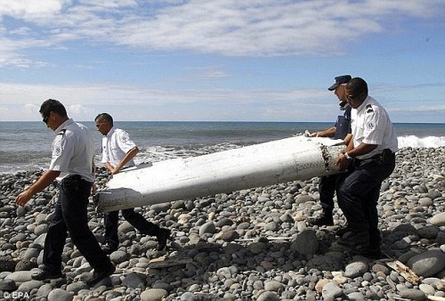 Mảnh cánh máy bay MH37 được tìm thấy ở Reunion. Ảnh: Reuters