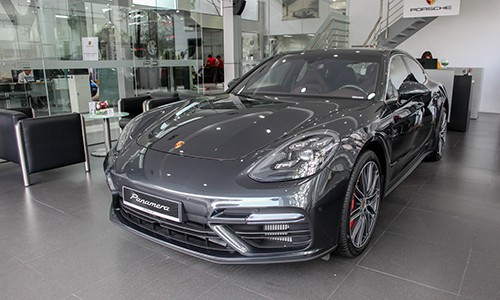 Porsche Panamera Turbo 2017 với gói trang bị hiệu suất cao, giá 12,76 tỷ đồng.