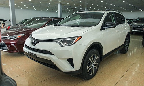 Toyota RAV4 2017 bản LE đầu tiên về Việt Nam.