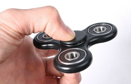 Doanh nhân 17 tuổi phát tài nhờ đồ chơi spinner