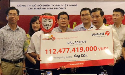 Khách hàng đeo mặt nạ nhận giải Jackpot kỷ lục ngày 31/5.