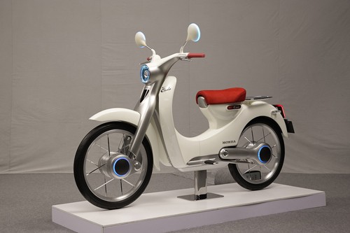 Honda EV-Cub conceptvới động cơ điện ở cả trục trước và sau.