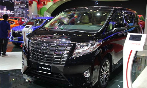 Toyota Alphard tại triển lãm VMS 2017. Mẫu MPV hạng sang lần đầu tiên được phân phối chính hãng.