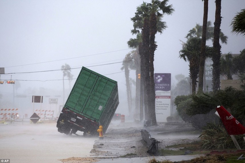 Bão Harvey quật ngã giá dầu, cuốn giá vàng tăng vọt