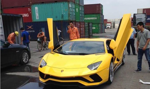 Mua Lamborghini Aventador S chính hãng nộp phí trước bạ gần 5 tỷ.