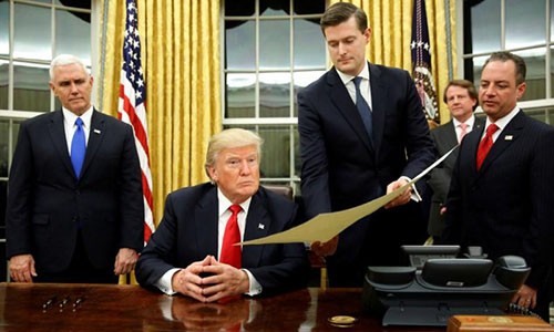 Rob Porter, người cầm tài liệu, trong một lễ ký hồi đầu năm nay. Ảnh:Reuters.