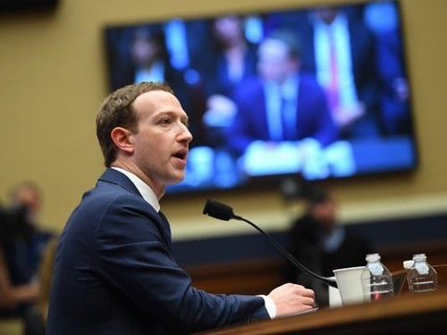 Mark Zuckerberg trong buổi điều trần vớiHạ viện Mỹ tuần trước. Ảnh:USA Today