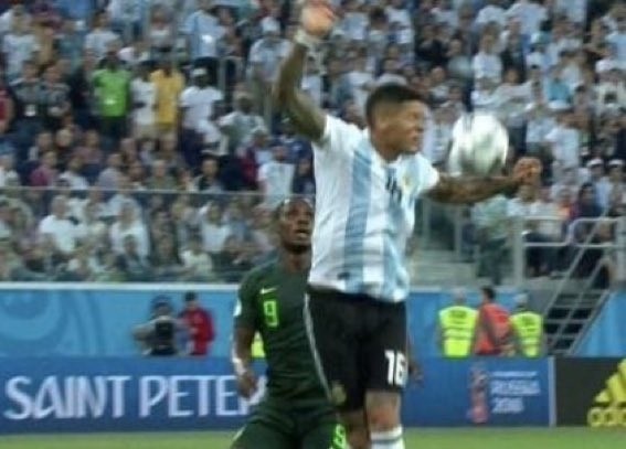 Nigeria 1-2 Argentina: Trọng tài không thổi phạt đền Marcos Rojo là đúng hay sai?